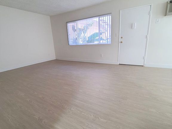 4th image of 17087 Chatsworth St #11