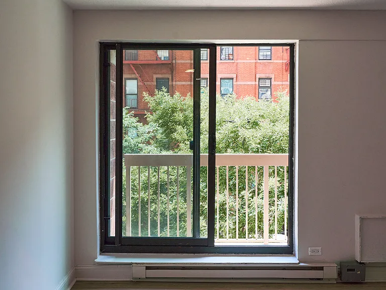 1990 Lexington Ave #33B — Photo 2