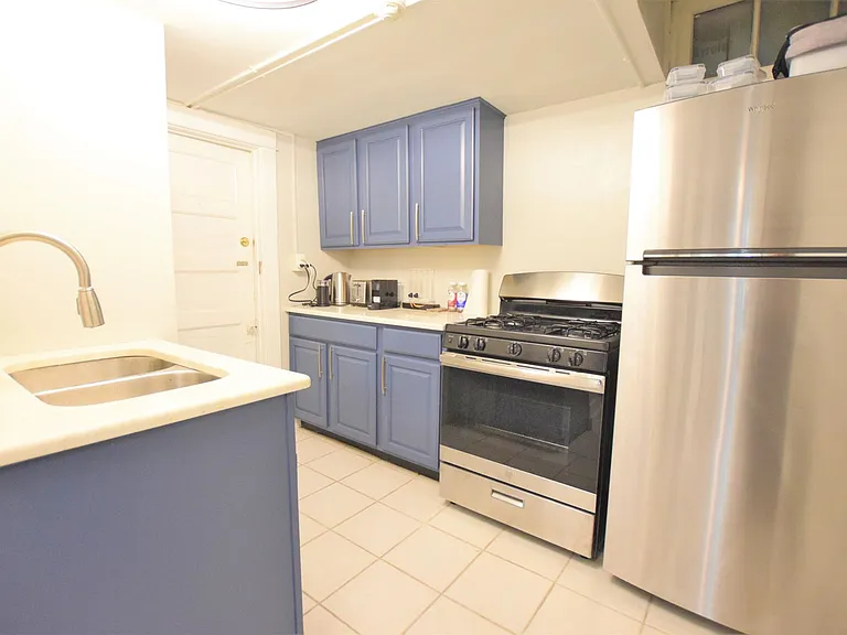 609 E State St — Photo 17