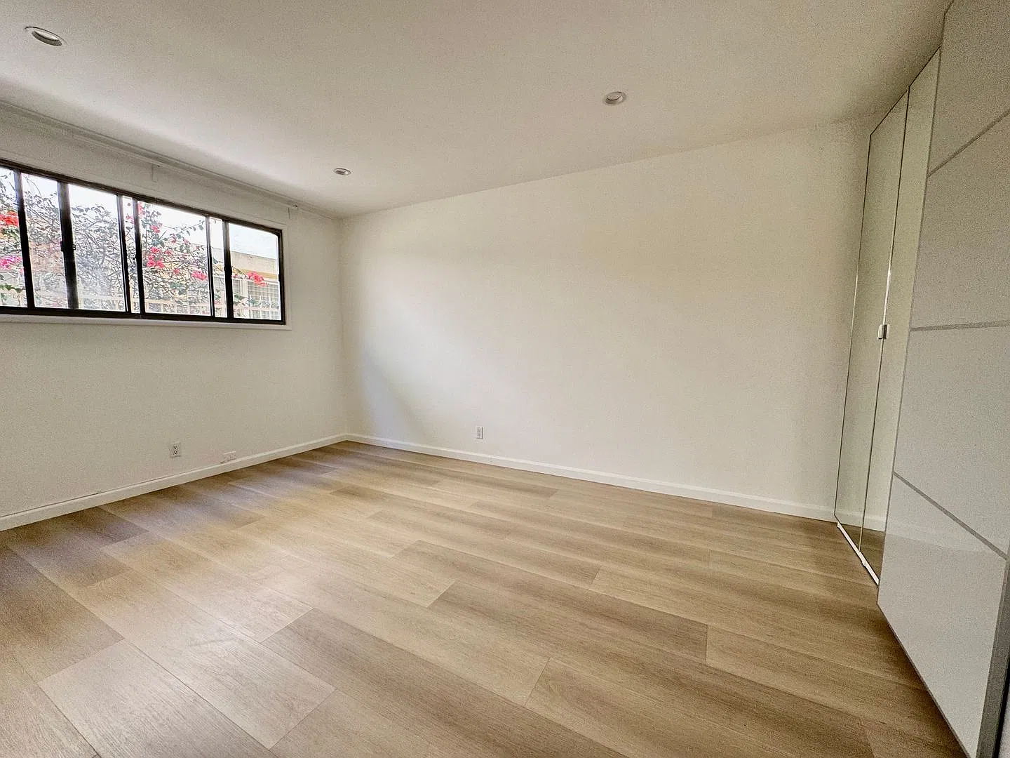 Beautifully Designed 2-bedroom residence in Beverly Hills — Photo 4