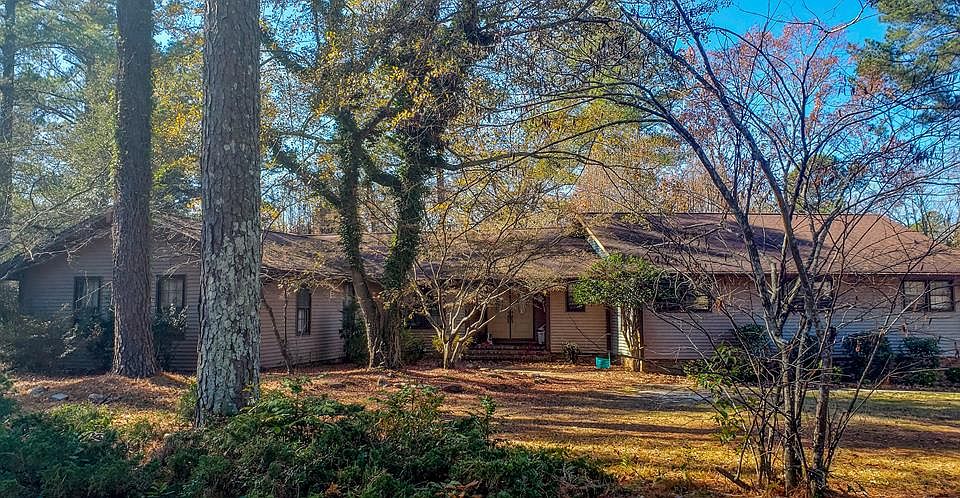 2nd image of 815 Houndslake Dr