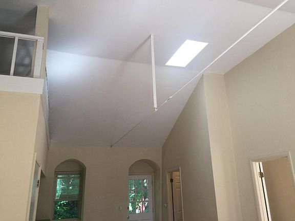 Living Room/Skylight/Vaulted Ceilings