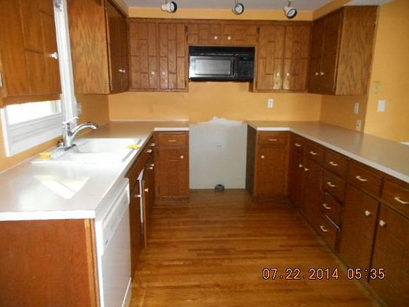 3rd image of 626 Old Main St N