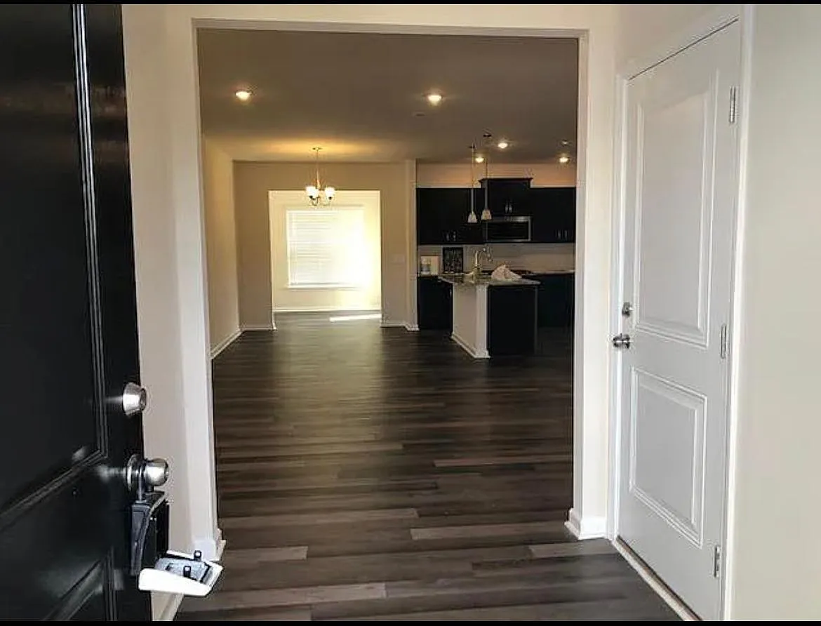 3 bed, 1704 sqft, $2,100 — Photo 2
