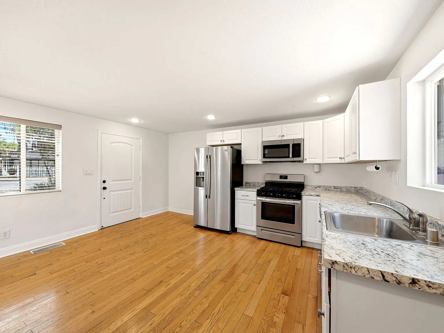 2 bed, 950 sqft, $3,150 — Photo 2