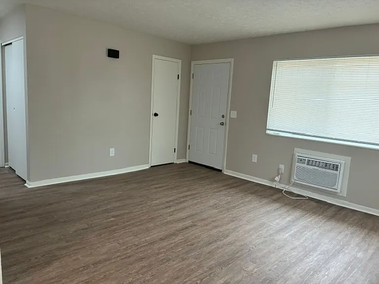 Waynedale Circle Apartments — Photo 56
