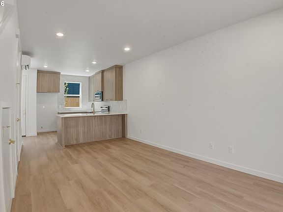 4th image of 6187 N Albina Ave #2