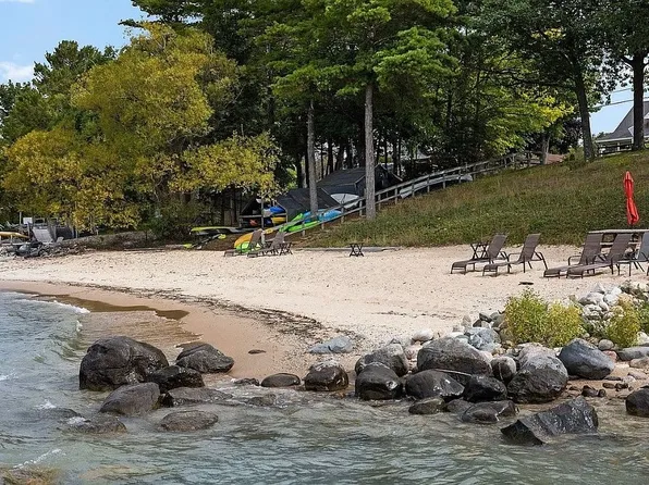 8050 Peninsula Dr APT 3, Traverse City, MI 49686