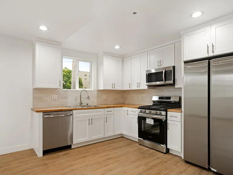 443 N Heliotrope Dr — Photo 11