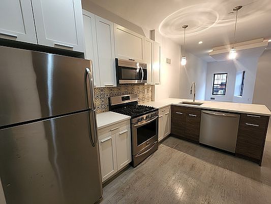 4th image of 420 Jefferson Ave APT 1
