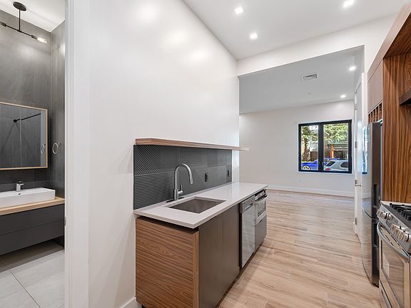 3rd image of 3707 Blackstone Pl #101