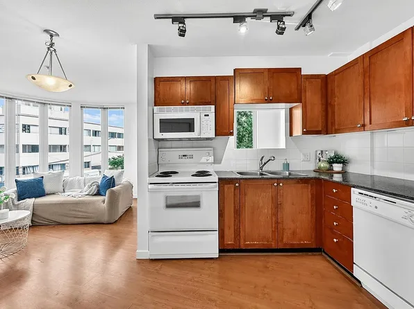3089 Oak St #309, Vancouver, BC V6H 2K8