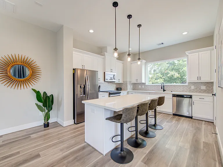 2418 Everett St — Photo 13