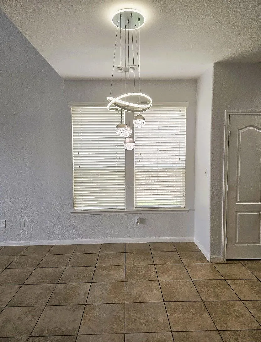 4 bed, 3.5 bath, 2652 sqft, $2,600 — Photo 2