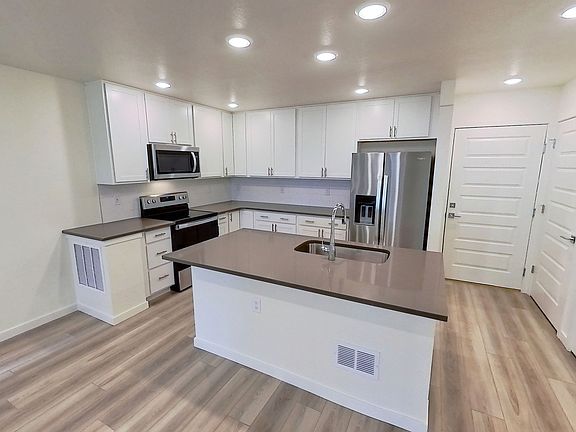 3 Bedroom 2.5 Bathroom - Cottage 2