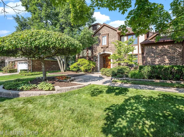 5191 Spring Meadows Dr, Troy, MI 48085