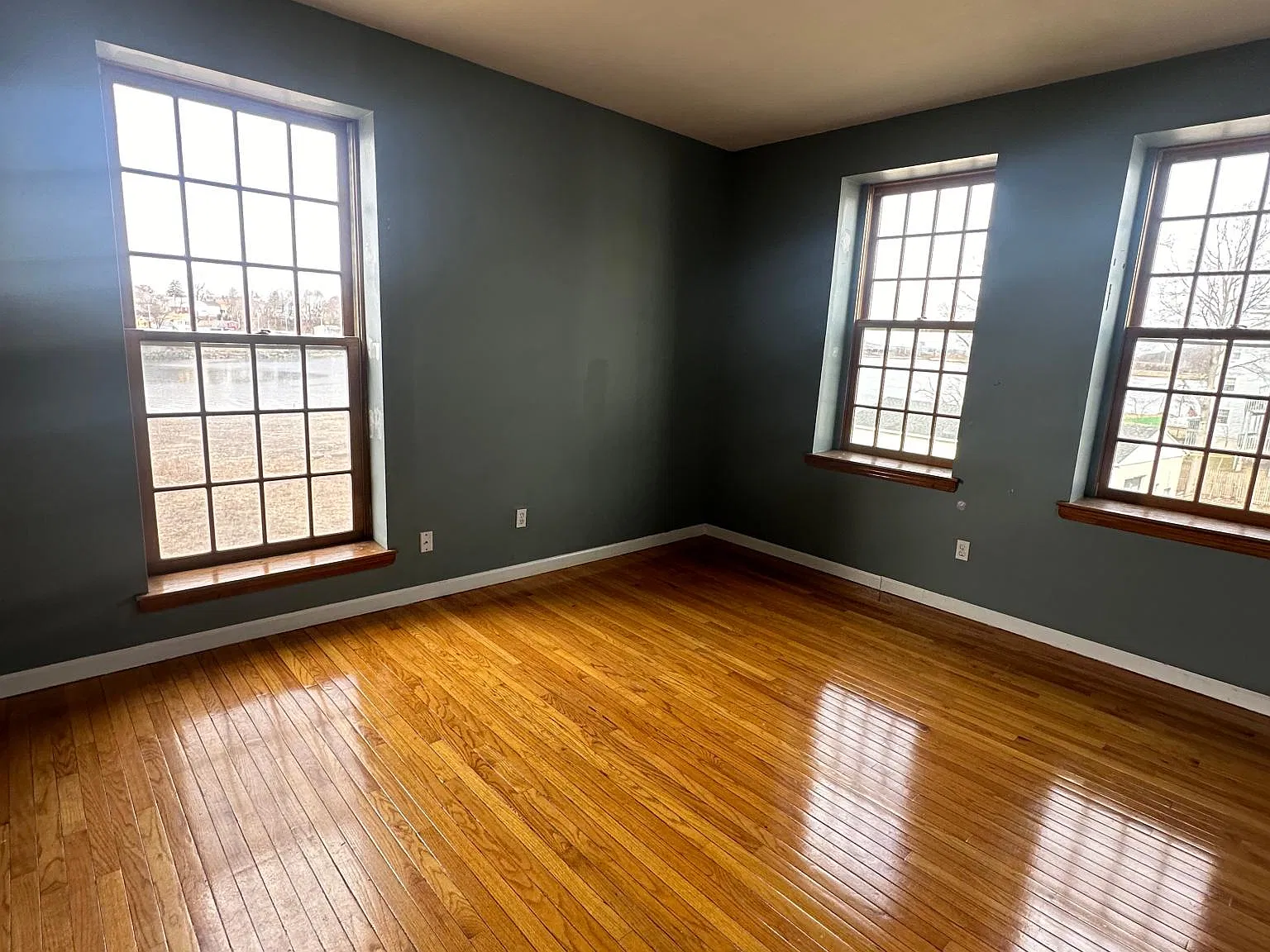 28 E Grand Ave — Photo 4