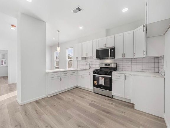 2nd image of 811 Jackson Ave Floor 2