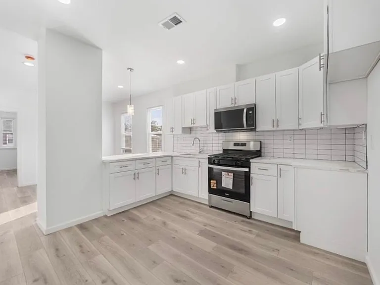 811 Jackson Ave #2 — Photo 2