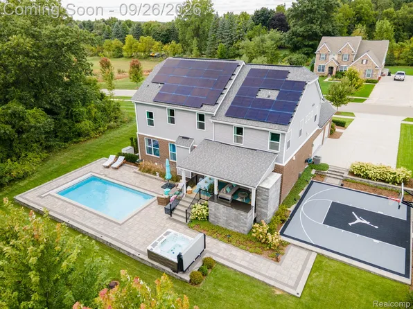 258 Westbrooke Dr, Oakland, MI 48363