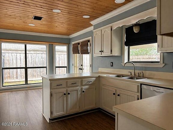 3rd image of 104 Eva Dr
