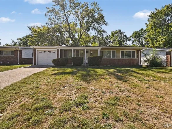 2680 N Waterford Dr, Florissant, MO 63033