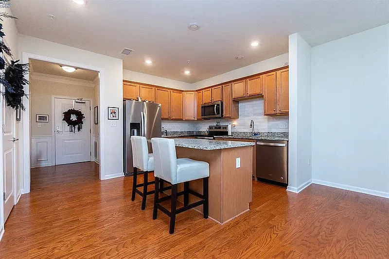 1 bed, 1.0 bath, 1030 sqft, $1,910 — Photo 2