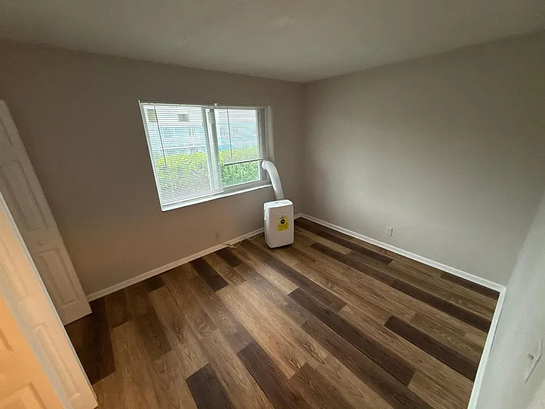 717 NE 10th Ave #6 — Photo 9