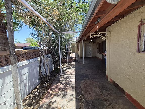 3rd image of 320 E 29th St