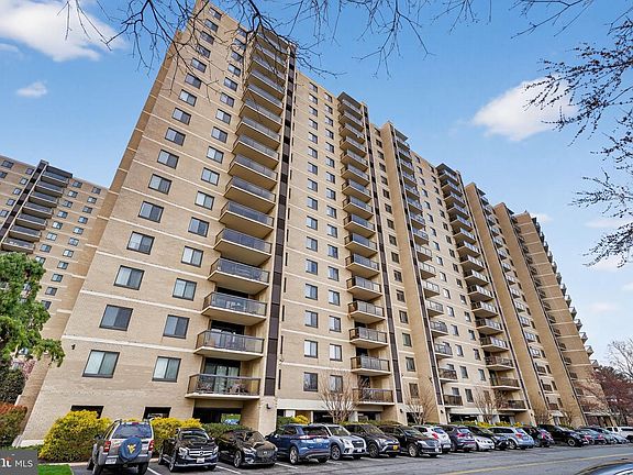 2nd image of 203 Yoakum Pkwy APT 1625