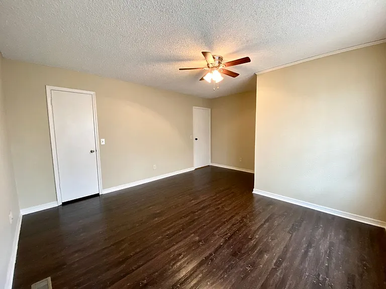 127 W M St — Photo 11