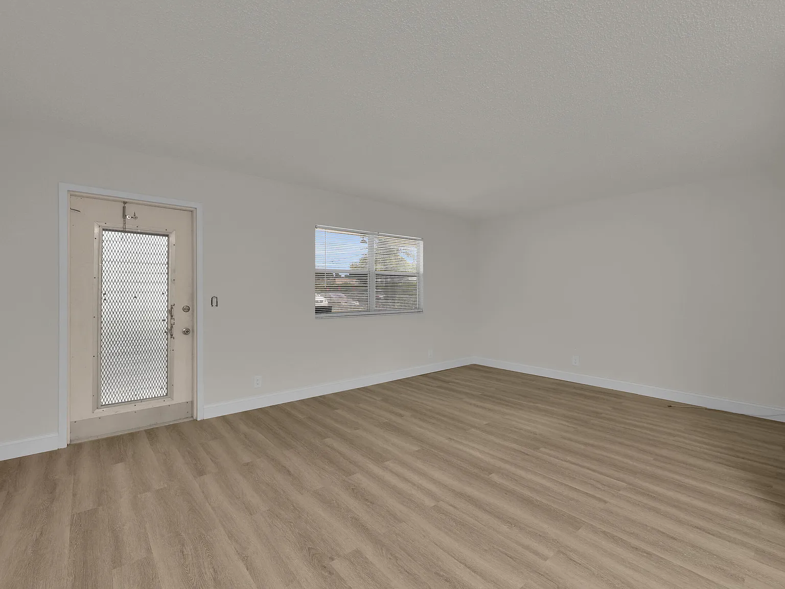 1 bed, 1.5 bath, 720 sqft, $1,300 — Photo 3