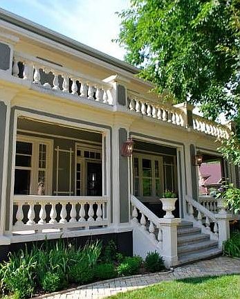 Front w/ brick walk
