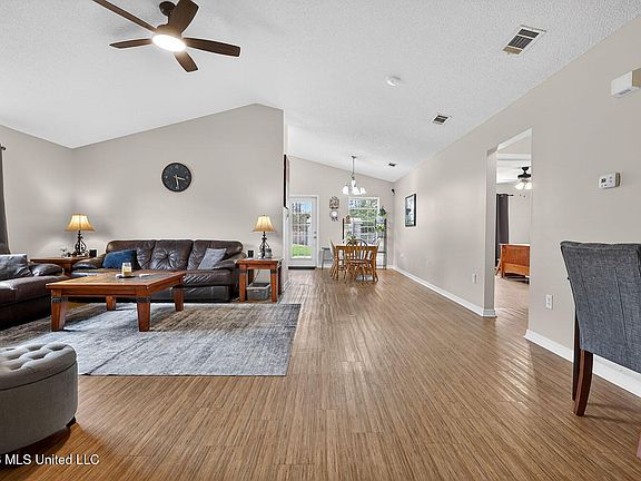 3rd image of 3723 Springwood Ln
