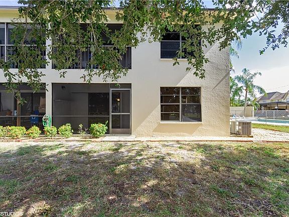 3rd image of 642 SE 13th Pl APT 1