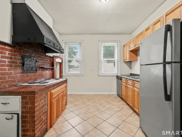 135 Sherwood Ave — Photo 3