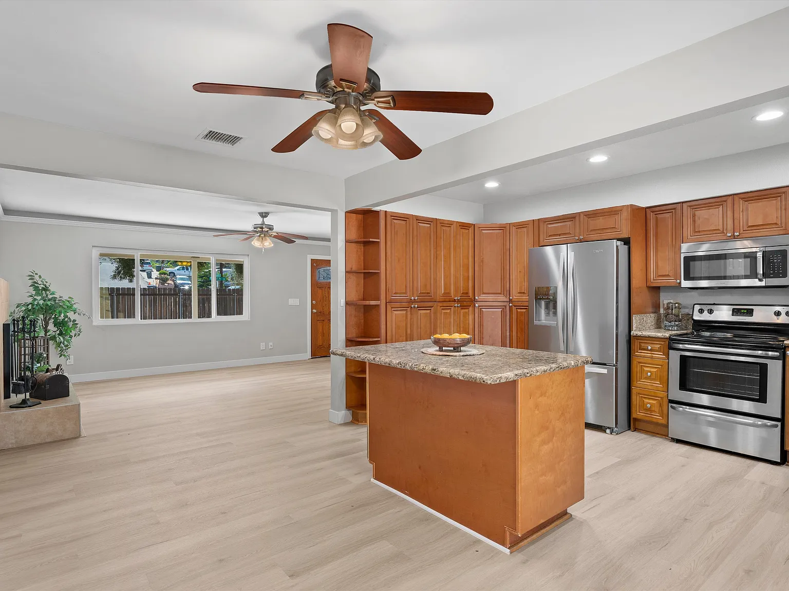4 bed, 1374 sqft, $5,375 — Photo 2
