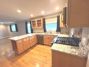 4th image of 556 Barton Ave