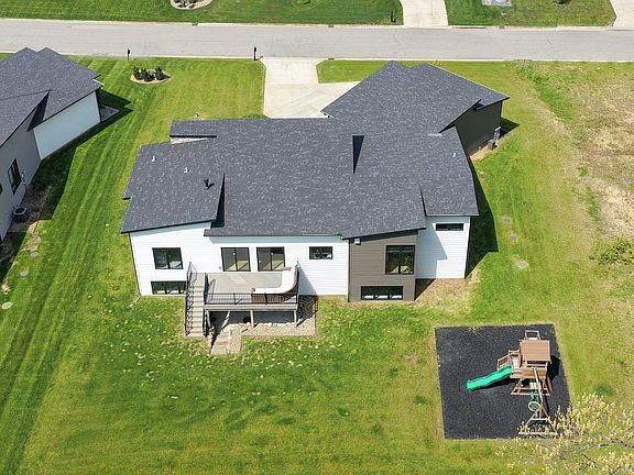 4th image of 50824 Brownstone Dr
