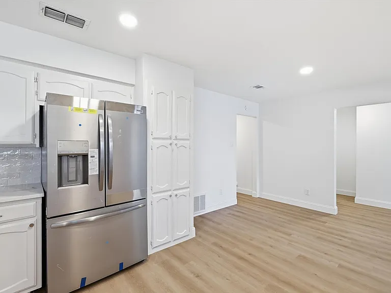 1140 W Hills Ter — Photo 15