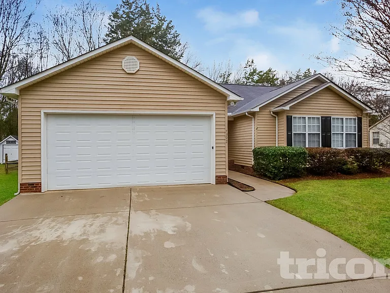 7392 Hoffner Dr — Photo 1