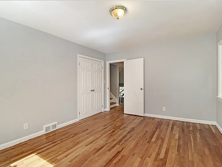 260 Shepard Ave — Photo 15