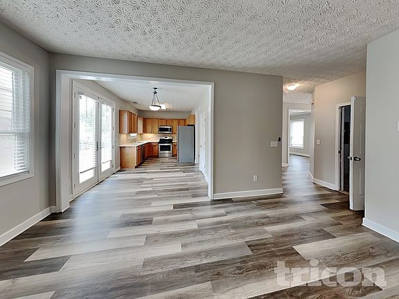 3rd image of 415 Park Creek Trce