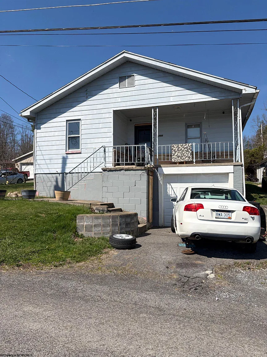 205 Violet St photo 1
