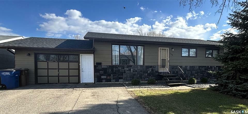 1st image of 706 Golburn Cres