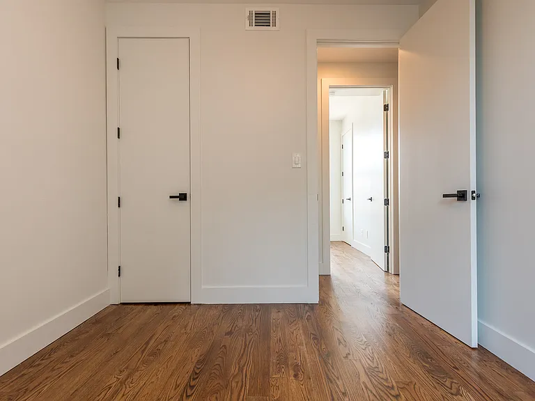 663 Hancock St #9 — Photo 6