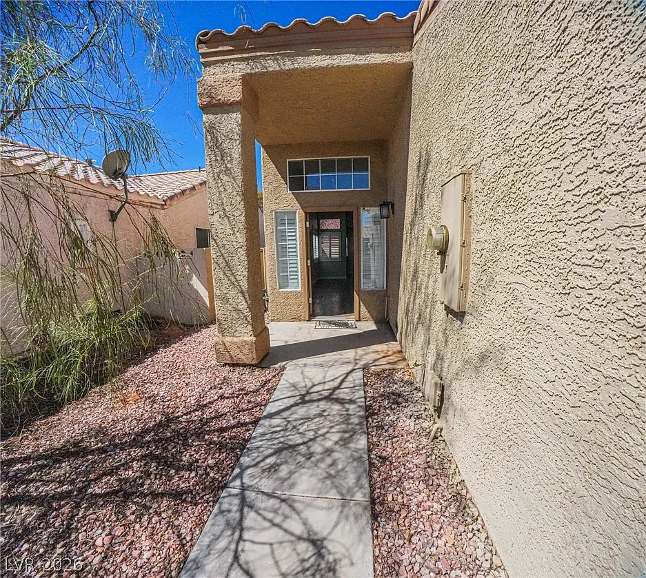 3 bed, 2.0 bath, 1957 sqft, $2,400 — Photo 3