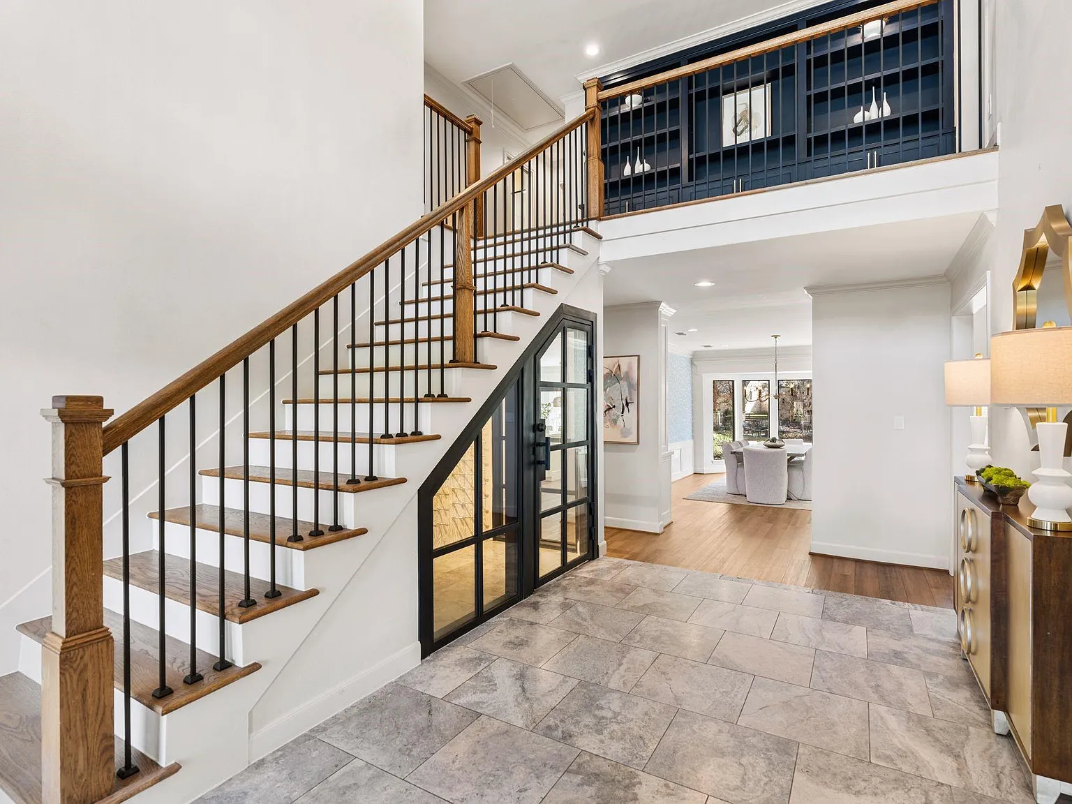 6 bed, 4.5 bath, 6042 sqft, $10,500 — Photo 2