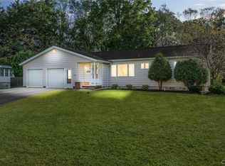 7388 Palmcrest Rd, North Syracuse, NY 13212