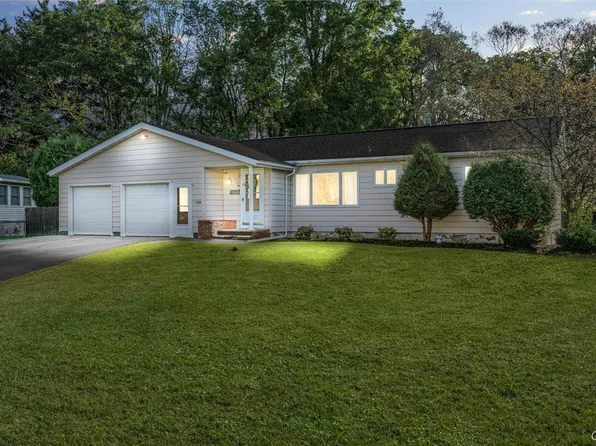 7388 Palmcrest Rd, North Syracuse, NY 13212